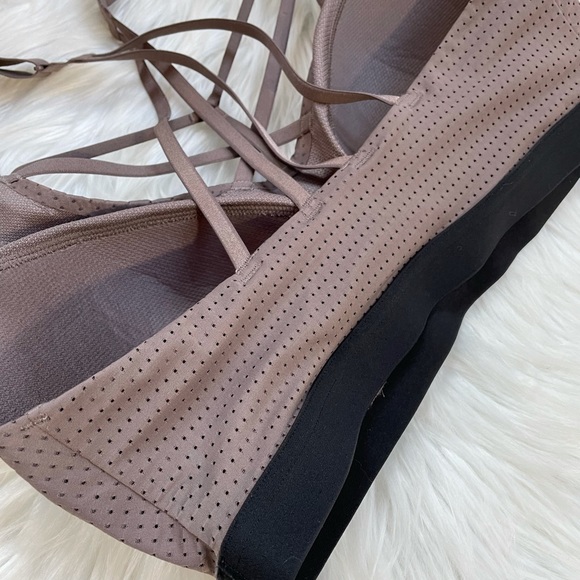 Victoria’s Secret lightweight strappy sports bra - Picture 4 of 10